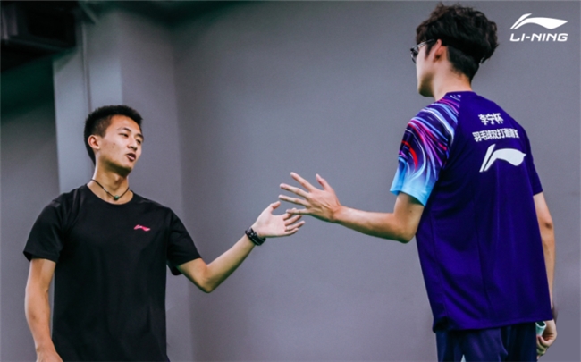 2025李宁杯羽毛球双打邀请赛深圳站开赛 世界冠军徐晨空降现场,与参赛选手共启羽球盛宴