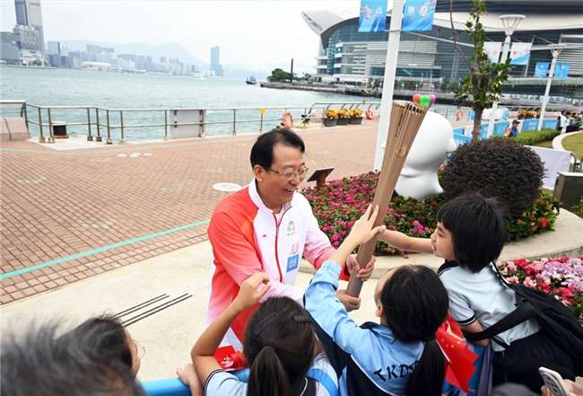 五运会火炬传递开跑,广汽集团董事长冯兴亚担任火炬手
