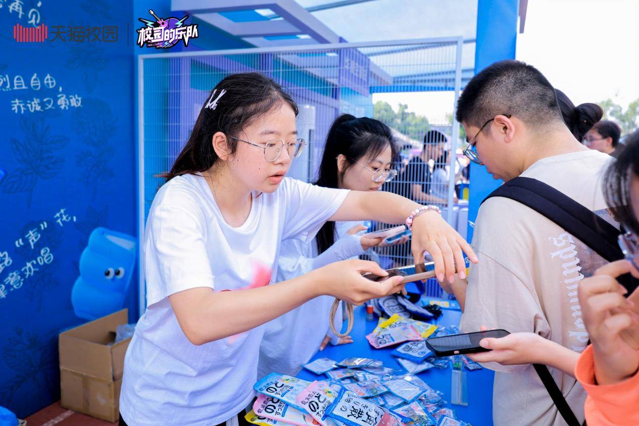 龙角散携手天猫校园亮相清华、北交等高校毕业歌会,守护青春好声音