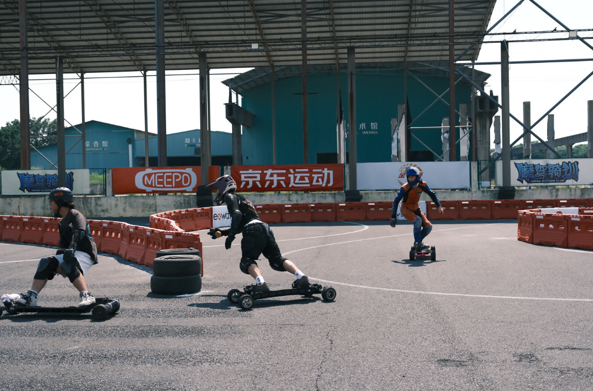 2025电动滑板联赛在穗收官,上京东选购滑板更有满1元享8折等多重优惠