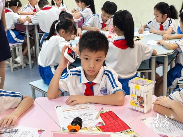 课堂里的新伙伴：噜咔博士AI拍学机参与湛江—柳州教学交流