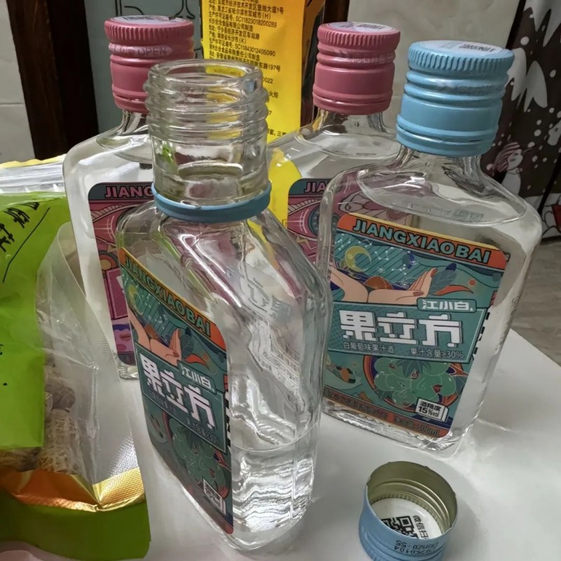 广州便利店的塑料凳,正在量产野生调酒师