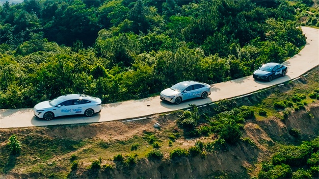 1758680990361042134.jpg 由东风日产N7组成的公益车队在路上。.jpg