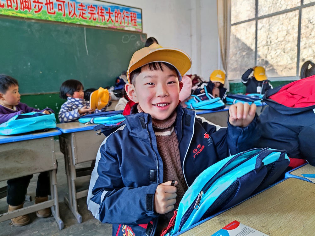 由塑料瓶再生而来的安全书包,凝聚着环保理念与公益爱心,点亮了孩子们的求学路.jpg 由塑料瓶再生而来的安全书包,凝聚着环保理念与公益爱心,点亮了孩子们的求学路.jpg