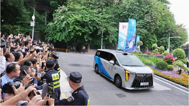 五运会火炬传递开跑,广汽集团董事长冯兴亚担任火炬手