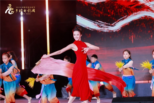 光影织就丰收梦!“2025中国农民丰收节·乡村电影周”走进河北唐县