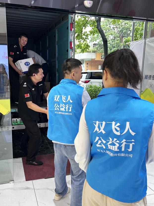 库存告急仍捐万瓶驱蚊产品,中国双飞人冒雨驰援顺德基孔肯雅热防控