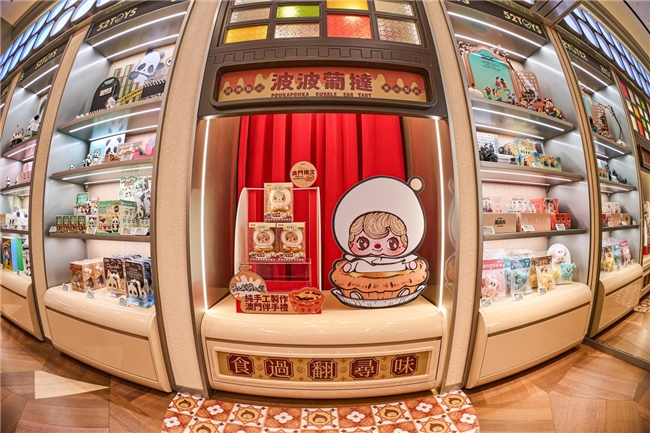 ​52TOYS澳门新濠影汇店重磅开业，CiCiLu艺术家签售会受追捧