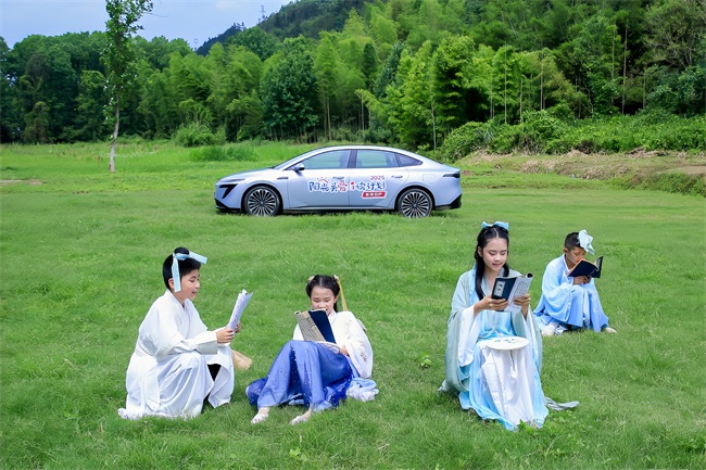 1758680860676009361.jpg 福建建瓯的孩子着古装体验古代儿童生活。.jpg