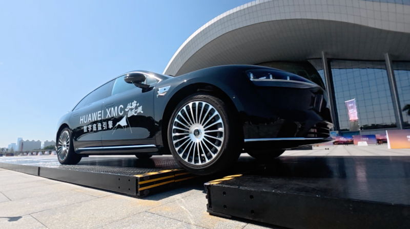 从容，自成一派，华为乾崑HUAWEI XMC全能试驾菁英汇，用科技赋能从容出行的“底气”