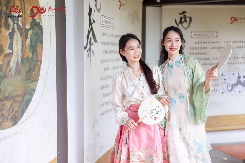 广州酒家携手广州市文化馆打造中秋游园会,让广大市民体验双节沉浸式游园!