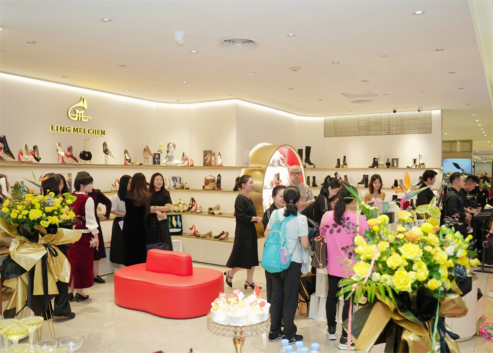 三城开业,奏响高光:LINGMEICHEN高光鞋全国化战略迈入新阶段