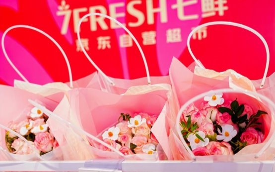 跨界联动民政局！京东七鲜变身“七夕”，新婚礼盒和平价鲜花点燃浪漫