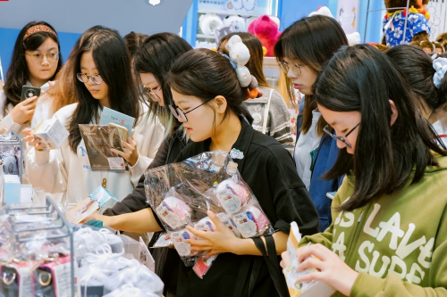 国庆打卡新风向:名创优品MINISO LAND西北首店亮相西安,引爆IP消费热潮